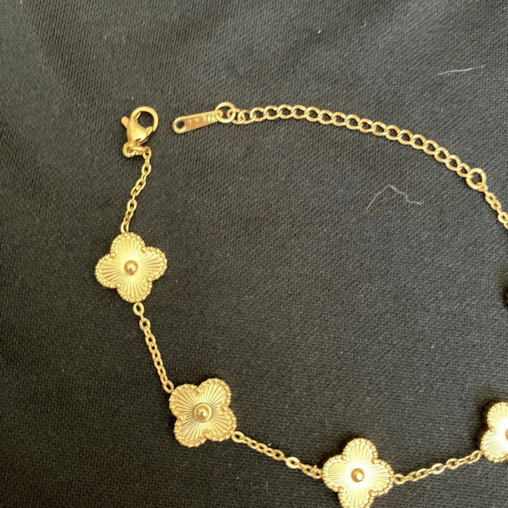 Gold Tone Cable Chain Bracelet w/ Gold Clover Dangle Charm Lobster Clasp 7